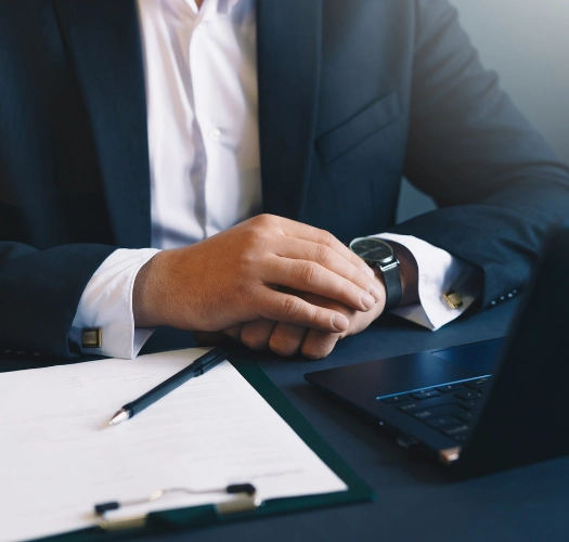 Financieel adviseur Enschede handen